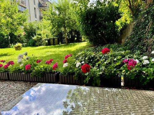 A garden outside Attraktive Wohnung im grünen Hinterhof