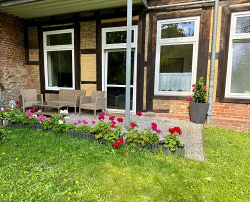 A garden outside Attraktive Wohnung im grünen Hinterhof