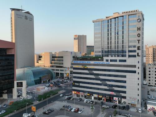 panoramę miasta z wysokimi budynkami i parkingiem w obiekcie Dolphin Continental Hotel w Kuwejcie