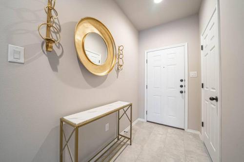 ein Badezimmer mit einem Spiegel und einem Konsole-Tisch in der Unterkunft Gorgeous, Brand New 3 Bedrooms Home- Built 2024, Near SeaWorld & Lackland AFB in San Antonio