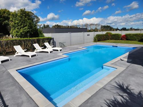 The swimming pool at or close to JetPark Hamilton Airport New Zealand