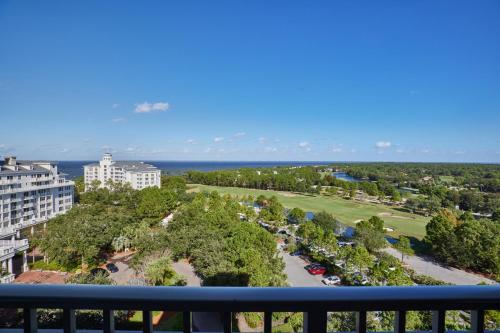 uma vista para um parque a partir da varanda de um edifício em Hotel Effie Sandestin Resort, Autograph Collection em Destin