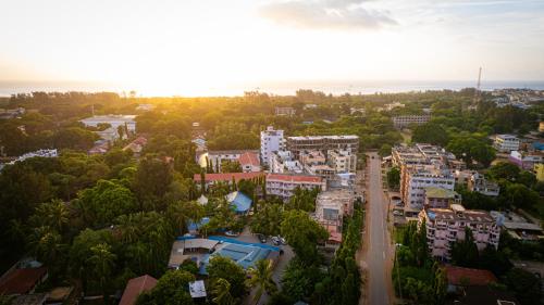 una vista aérea de una ciudad con árboles y edificios en Premier Guest Residence Hotel, en Malindi