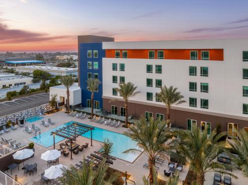 Peldbaseins naktsmītnē SpringHill Suites by Marriott Chula Vista Eastlake vai tās tuvumā