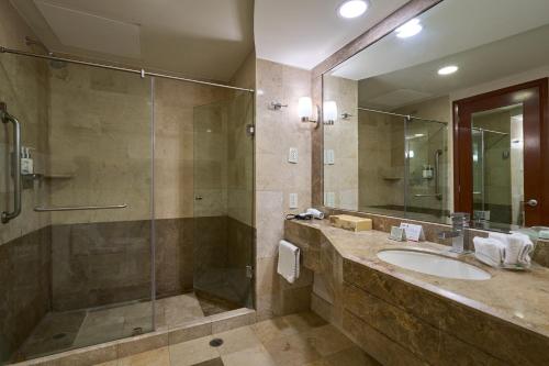 a bathroom with a sink and a shower at Holiday Inn Tuxtla Gutierrez, an IHG Hotel in Tuxtla Gutiérrez