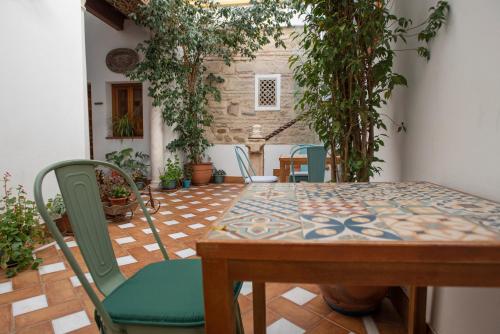 comedor con mesa y sillas en La Llave de la Judería Hotel Boutique, en Córdoba