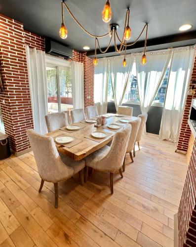 comedor con mesa de madera y sillas en Magnifique loft atypique, en Tarascon