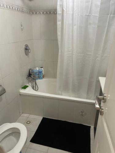 uma casa de banho com uma banheira, um WC e um chuveiro em Llalis luxury em Eilat