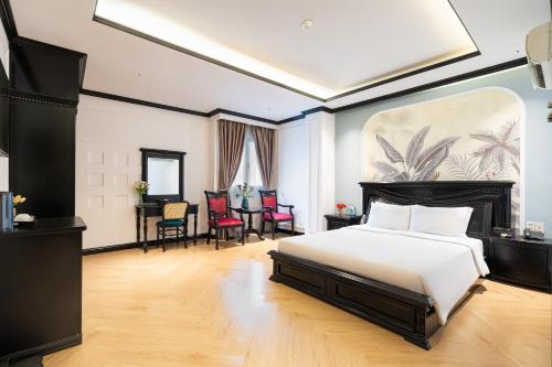 una camera con letto, tavolo e sedie di Nicecy Hotel - Bui Thi Xuan Street ad Ho Chi Minh