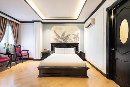 una camera con un letto di Nicecy Hotel - Bui Thi Xuan Street ad Ho Chi Minh