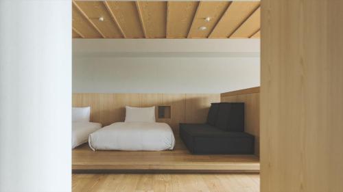 - une chambre avec un lit et une chaise dans l'établissement SOKI ATAMI - Vacation STAY 01462v, à Atami