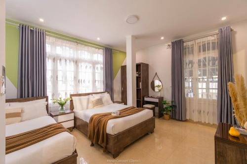 Un pat sau paturi într-o cameră la Green Meadow Central Hotel Đà Lạt