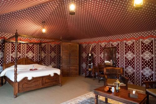 Al Marmoom Oasis "Luxury Glamping & Bedouin Experience" tesisinde bir odada yatak veya yataklar