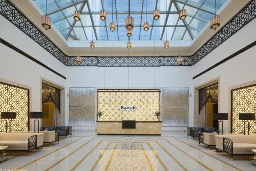 ドバイにあるBarcelo Al Jaddaf, Dubaiの舞台のあるホテルのロビーの表示