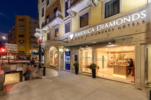 una tienda frente a un edificio con un cartel. en America Diamonds Hotel, en Lisboa