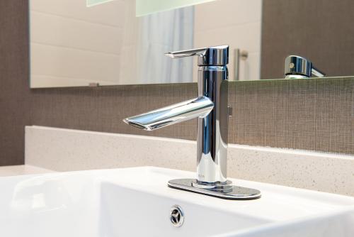 un lavabo con un grifo cromado. en SpringHill Suites by Marriott Kansas City Northeast, en Kansas City