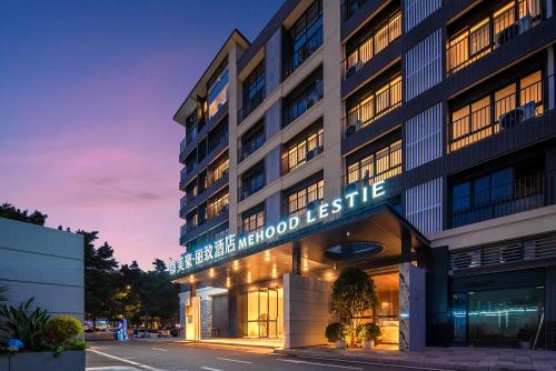 een weergave van de buitenkant van een hotel bij zonsondergang bij Mehood Lestie Hotel Pazhou Convention and Exhibition Center Branch - Free Shuttle Bus to Canton Fair Complex During Canton Fair Period in Guangzhou