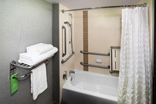 Bilik mandi di Hyatt Place Charlotte Arrowood