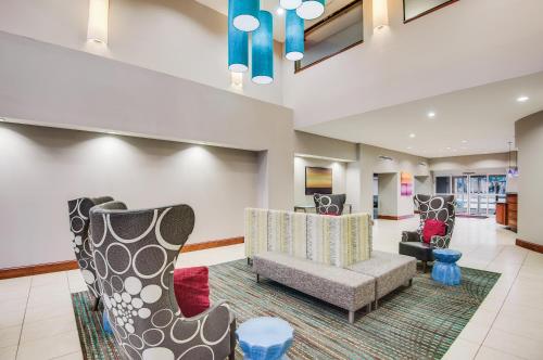 Un lugar para sentarse en Residence Inn Orlando Airport