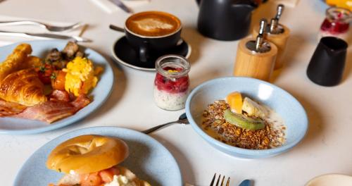 uma mesa com três pratos de comida em Horizon by SkyCity em Auckland