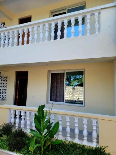 Cette maison dispose d'un balcon et d'une fenêtre. dans l'établissement Casuarina Lounge, à Malindi