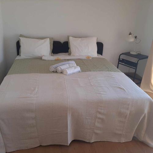 - un grand lit blanc avec 2 serviettes dans l'établissement Lisbon room, à Lisbonne