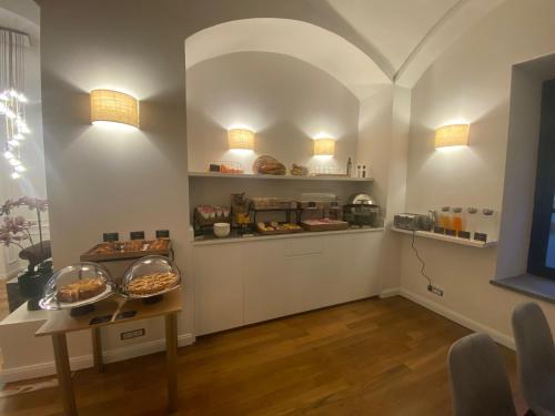 een kamer met een aanrecht met wat eten erop bij Carlo Felice Boutique Hotel in Turijn