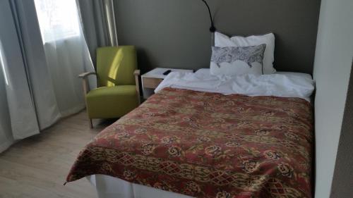 En eller flere senger på et rom på Corner Hotell