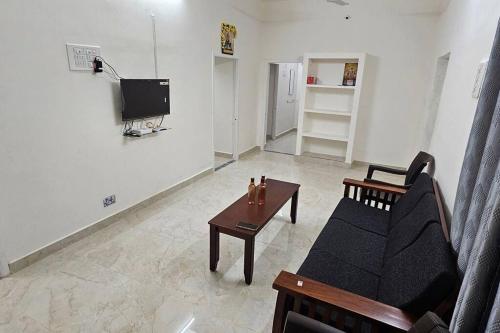 טלויזיה ו/או מרכז בידור ב-HOMESTAY - AC 3 BHK NEAR AlRPORT