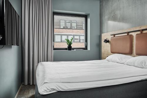 Tempat tidur dalam kamar di Smarthotel Bodø