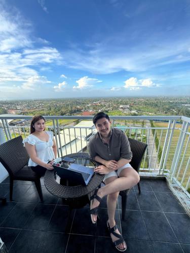 JT Tagaytay Suites tesisinde bir balkon veya teras