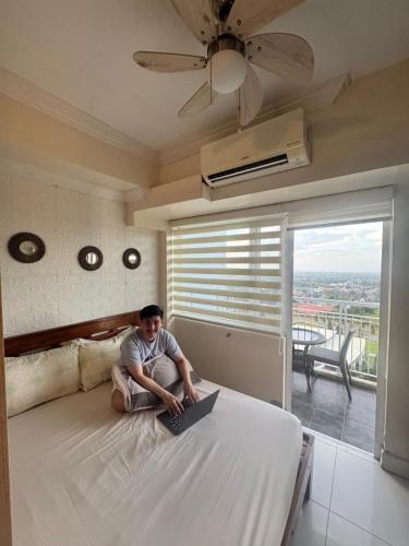 JT Tagaytay Suites tesisinde bir odada yatak veya yataklar