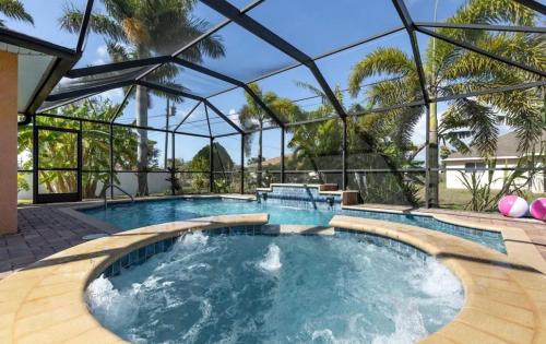 basen w domu z dachem w obiekcie Tranquil Palms Heated Pool Spa Outdoor TV & More w mieście Cape Coral