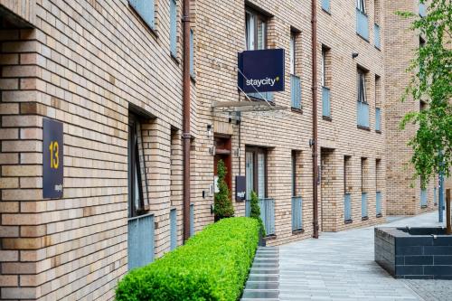 un bâtiment en briques avec un panneau sur son côté dans l'établissement Staycity Aparthotels Edinburgh West End, à Édimbourg