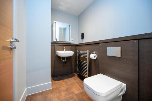 La salle de bains est pourvue de toilettes et d'un lavabo. dans l'établissement Staycity Aparthotels Edinburgh West End, à Édimbourg