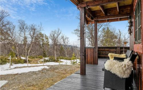 una veranda di una cabina con panchina su un ponte di Lovely Home In Dovre With Kitchen a Dovre