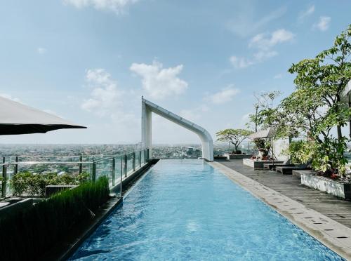 een zwembad bovenop een gebouw bij PULANG ke UTTARA in Yogyakarta