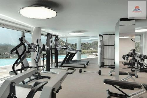 un gimnasio con máquinas de correr y una piscina en Landmark 81 Skyline Residence Suite, en Ho Chi Minh