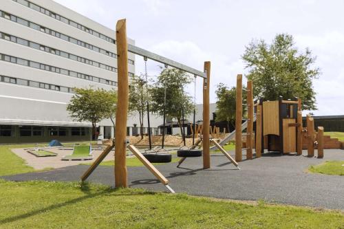 een lege speeltuin voor een gebouw bij Scandic Hvidovre in Hvidovre