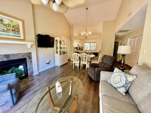 ein Wohnzimmer mit einem Sofa und einem Tisch in der Unterkunft Exquisite 3 bedroom, 3 bath villa - 19E West Hyde Park - Kingston Plantation villa in Myrtle Beach