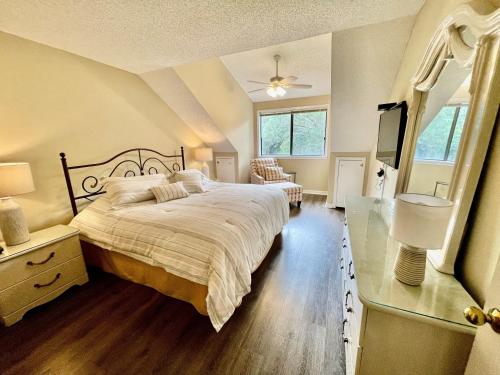 Schlafzimmer mit einem Bett, einem Schreibtisch und einem TV in der Unterkunft Exquisite 3 bedroom, 3 bath villa - 19E West Hyde Park - Kingston Plantation villa in Myrtle Beach