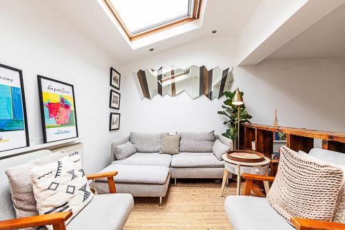 Posezení v ubytování Modern & Airy 2-Bed Gem in Trendy Stoke Newington