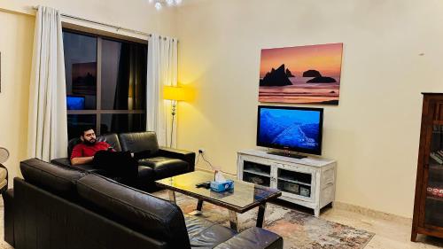 En tv och/eller ett underhållningssystem på Executive Two Bedroom Apartment Facing Dubai Marina Mall