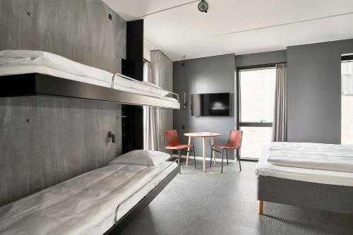 Giường trong phòng chung tại Zleep Hotel Copenhagen Arena