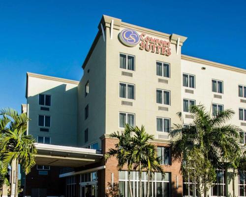 een hotel met een bord erop bij Comfort Suites Miami Airport North in Miami