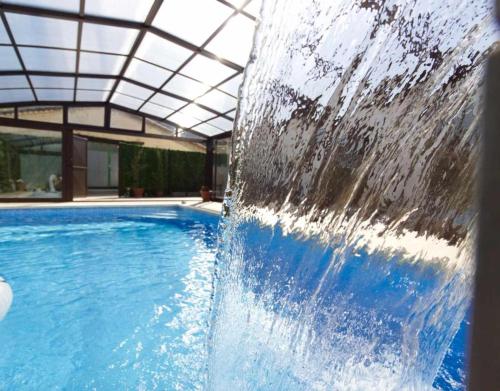 une chute d'eau dans une piscine dans l'établissement La Costana De Barbadillo, à Barbadillo del Mercado