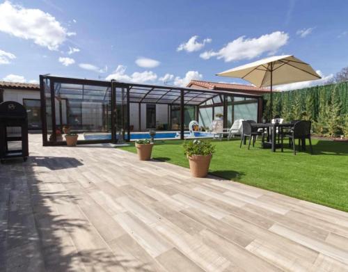 une terrasse avec une table et un parasol dans l'établissement La Costana De Barbadillo, à Barbadillo del Mercado