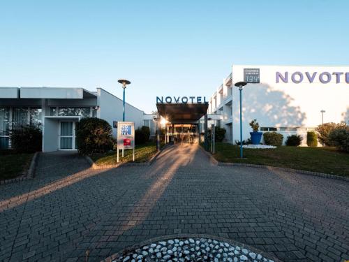 une rue pavée en face d'un bâtiment dans l'établissement Novotel Chartres, à Chartres