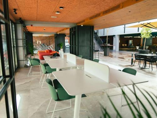 ห้องอาหารหรือที่รับประทานอาหารของ ibis Styles Lisboa Aeroporto