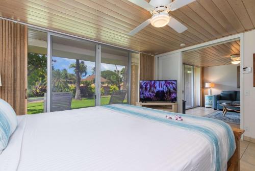 una camera con un grande letto e una grande finestra di Aston Maui Kaanapali Villas a Lahaina